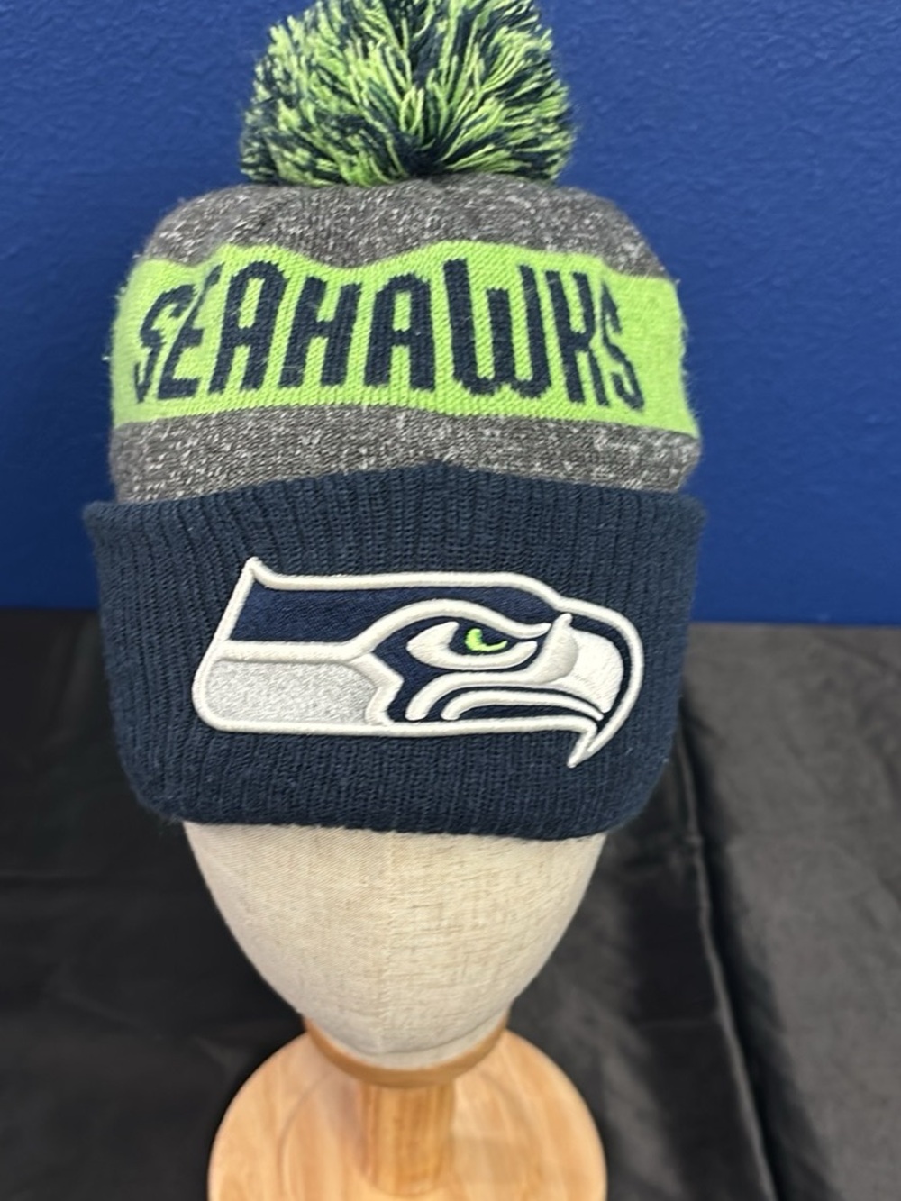 New Era Seattle Seahawks NFL On-Field Sideline Pom Cuffed Knit Beanie